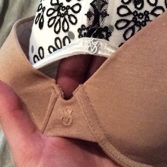 32c Victoria secret bras - Picture 2 of 4